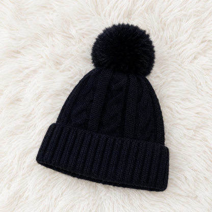 Bonnet d'hiver en tricot torsadé avec pompon en fourrure