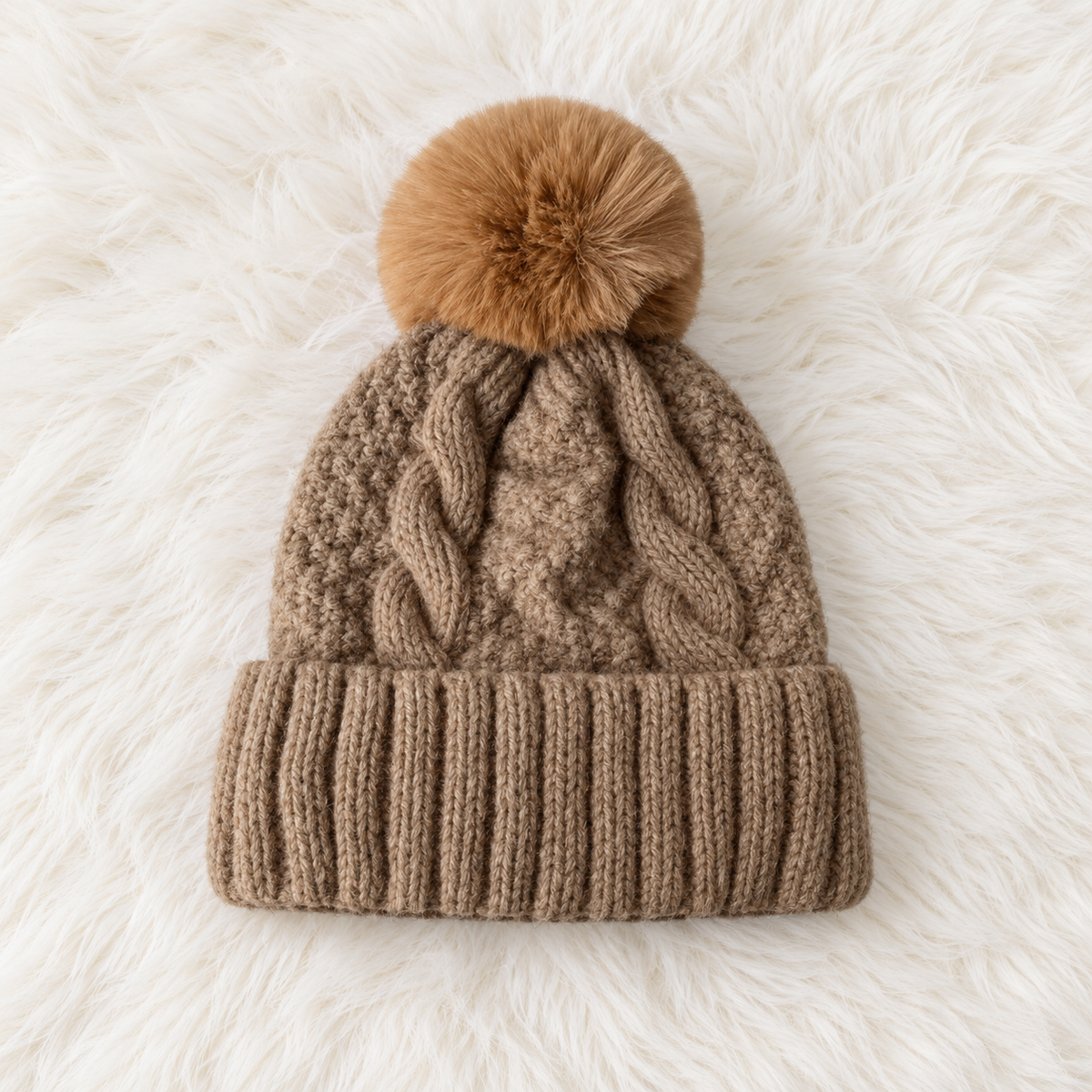 Bonnet d'hiver en tricot torsadé avec pompon en fourrure