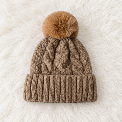 Bonnet d'hiver en tricot torsadé avec pompon en fourrure