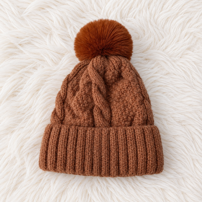 Bonnet d'hiver en tricot torsadé avec pompon en fourrure