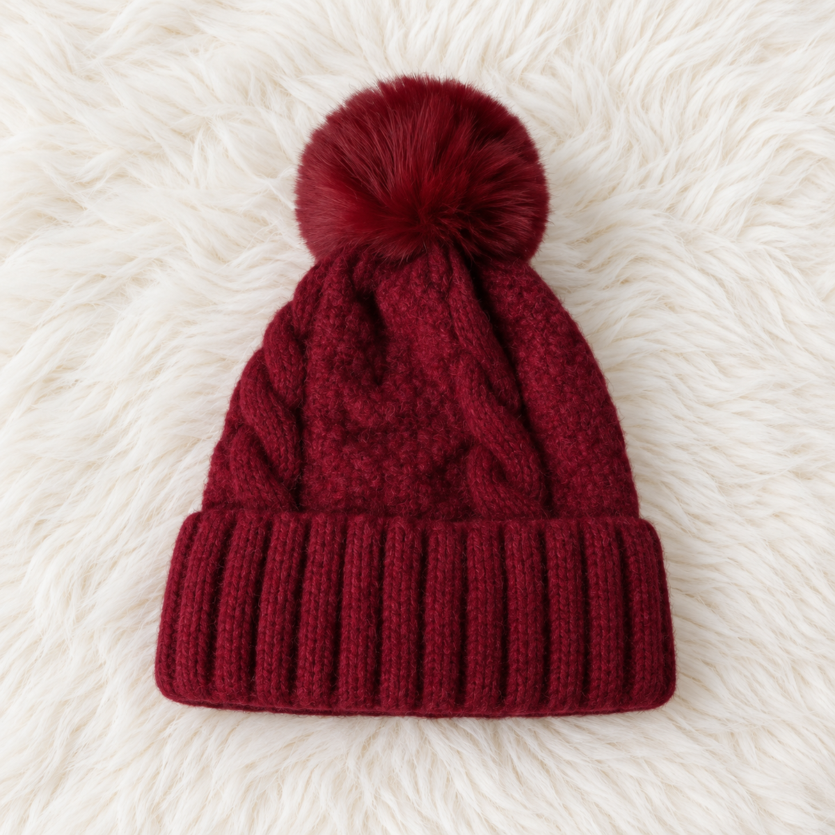Bonnet d'hiver en tricot torsadé avec pompon en fourrure