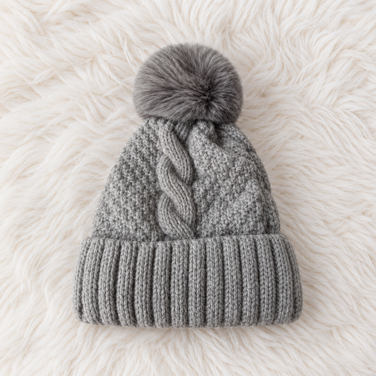 Bonnet d'hiver en tricot torsadé avec pompon en fourrure